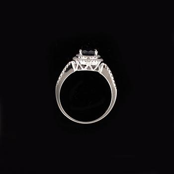 RING, 14k vitguld med safir ca1,75ct och diamanter tot ca 0,38ct. Vikt 3,3g.
