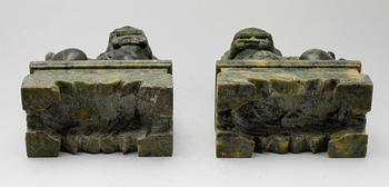 FIGURER, 1 par, grön soapstone, Kina, 1900-tal.
