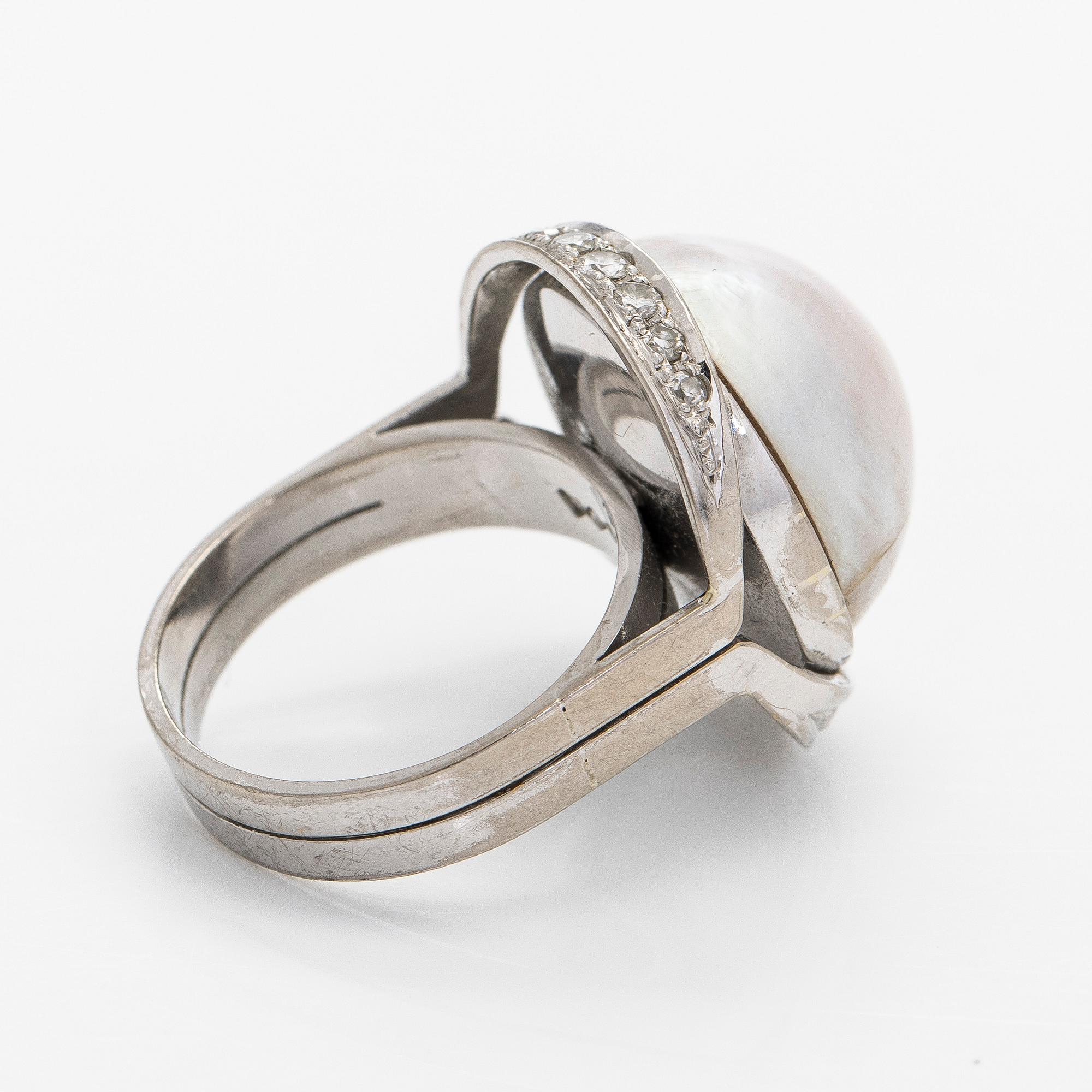 Ring set with a mabé pearl and brilliant- and 8/8-cut diamonds, 18K white gold. A. Tillander, Helsinki 1981.