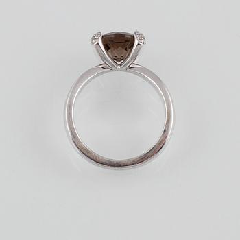 RING, 18K vitguld med briljantslipad rökkvarts samt 16 briljantslipade diamanter.  Vikt 8,4 g.