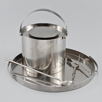 ISHINK, BRICKA samt COCKTAILBESTICK, 3 st, rostfritt stål, Arne Jacobsen, Stelton samt Georg Jensen, Danmark, 1900-tal.