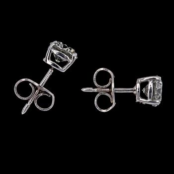 ÖRHÄNGEN, vardera briljantslipad diamant, 0.70 ct.