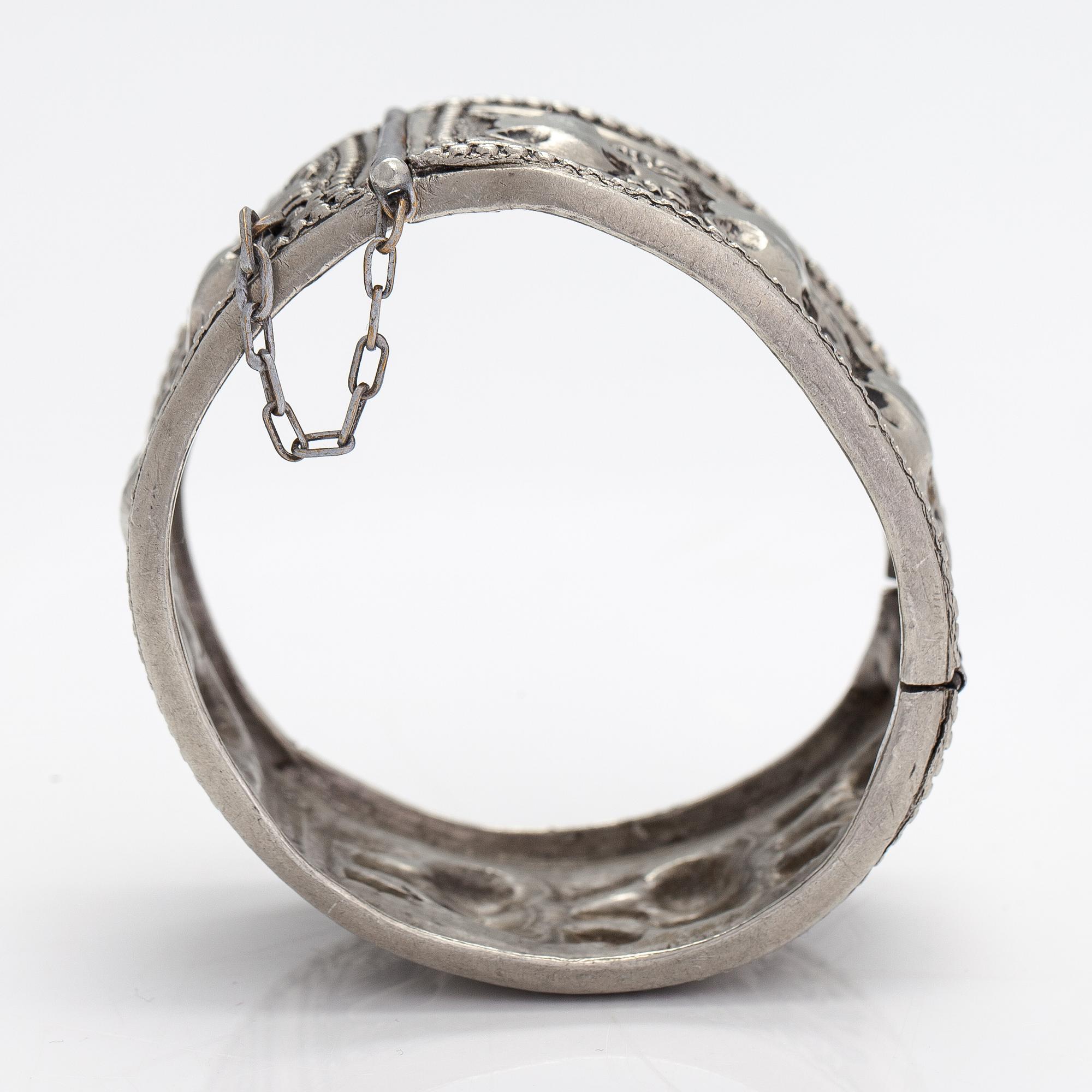 Armband "Björn", vitmetall. Kalevala Koru, Helsingfors.