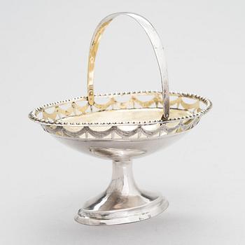 A parcel-gilt silver sweet meat basket from around year 1800.