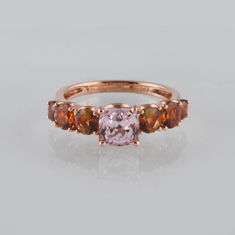 RING, 18K guld med fasettslipad kunzit ca 1.42 ct samt 6 fasettslipade turmaliner ca 1.31 ct. Vikt 3,5 gram.