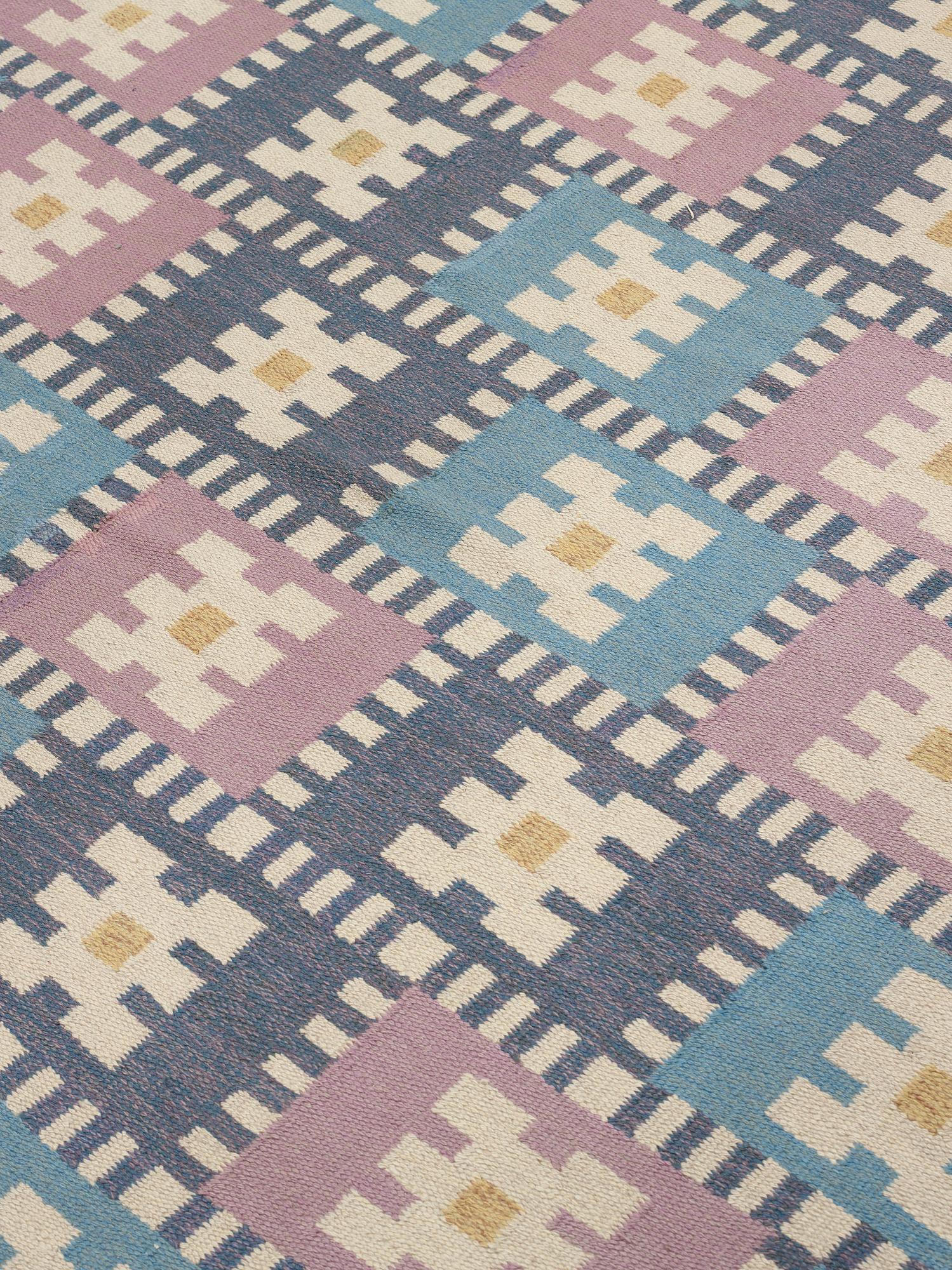 Sigvard Bernadotte, a carpet, "Vitsippa", flat weave, 846 x 395,5 cm, signed SB.