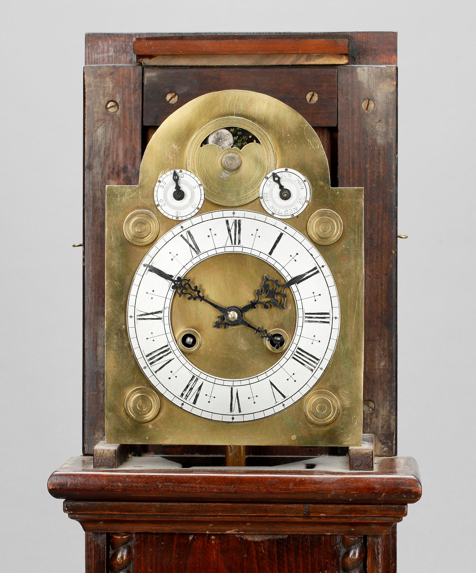 BORDSPENDYL, miniatyrgolvur, kalenderur, 1800-tal.