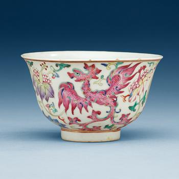 1646. A famille rose bowl, Republic, with Qianlong seal mark in red.
