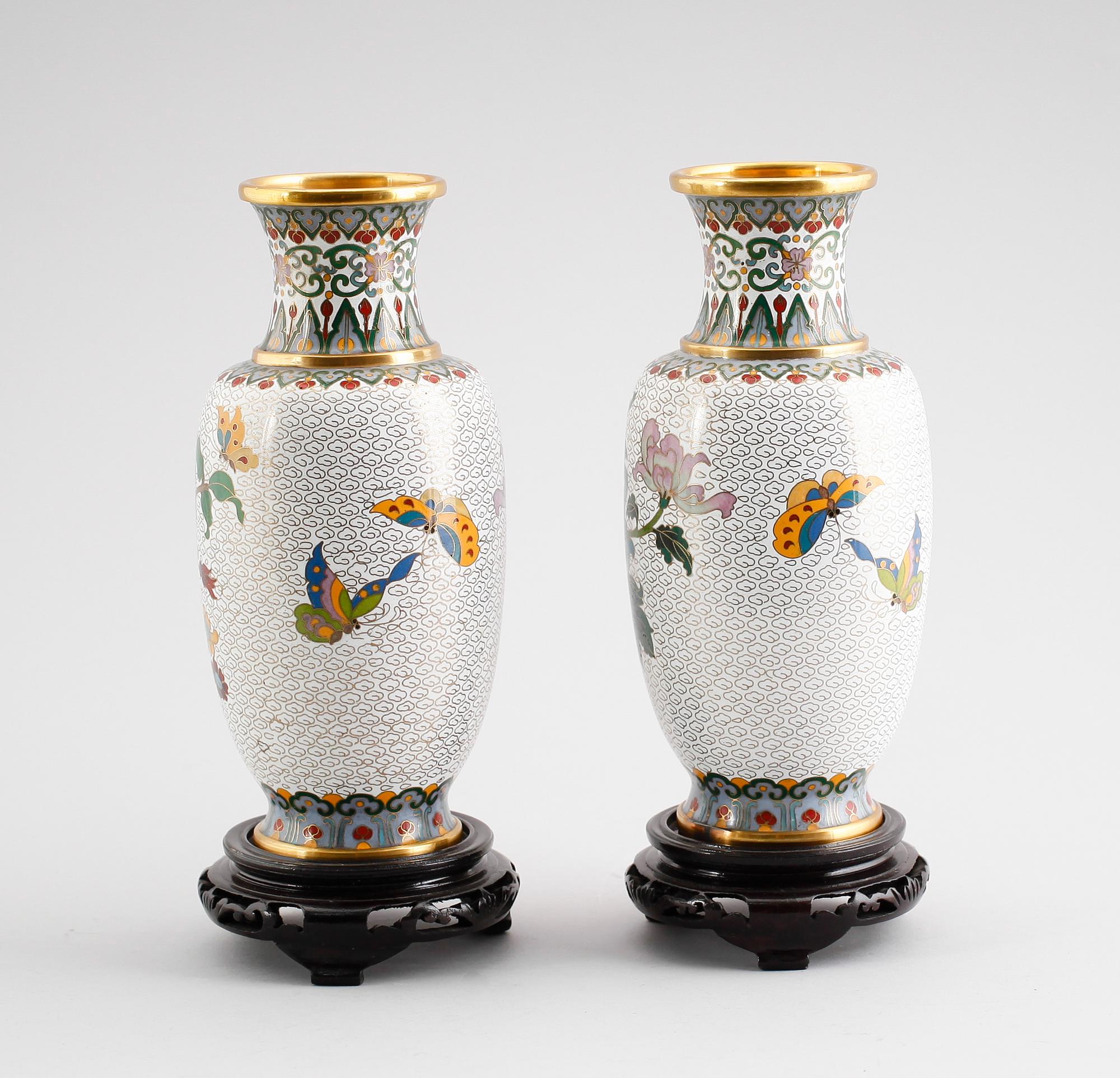 VASER, 1 par, emaljarbeten, Kina, 1900-/2000-tal.