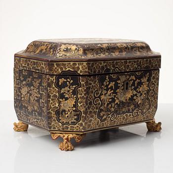 A lacquered box, China, 19th century.