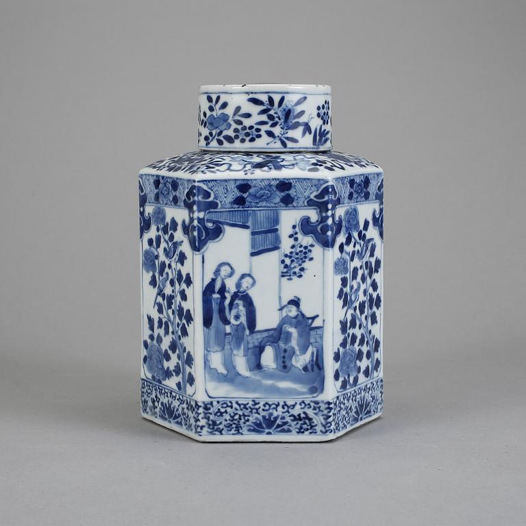 BURK MED LOCK. Porslin, Kina, 1900-tal.