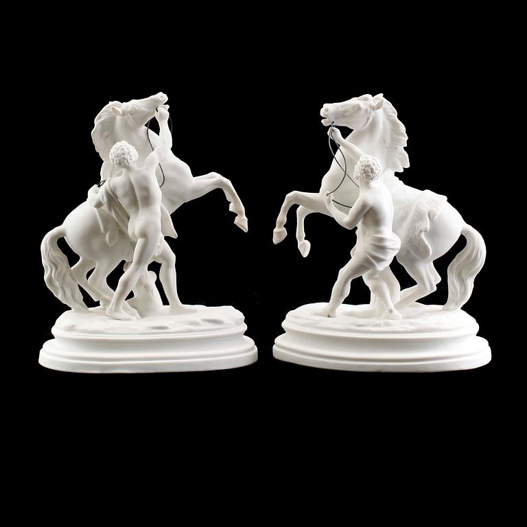 FIGURGRUPPER, 1 par, parian, Marlyhästarna, 1900-talets första hälft.