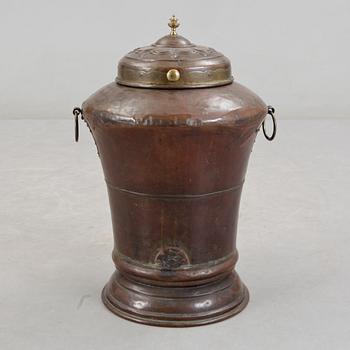 VATTENCISTERN, koppar, bär datering 1845.