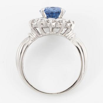 Ring, platinum with a sapphire and brilliant-cut diamonds.