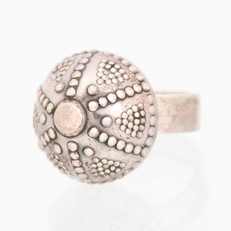 KAULAKORU, RANNEKORUJA, 2 kpl, ja SORMUS, "Halikon Kääty", hopeaa. Kalevala Koru 1972-83.