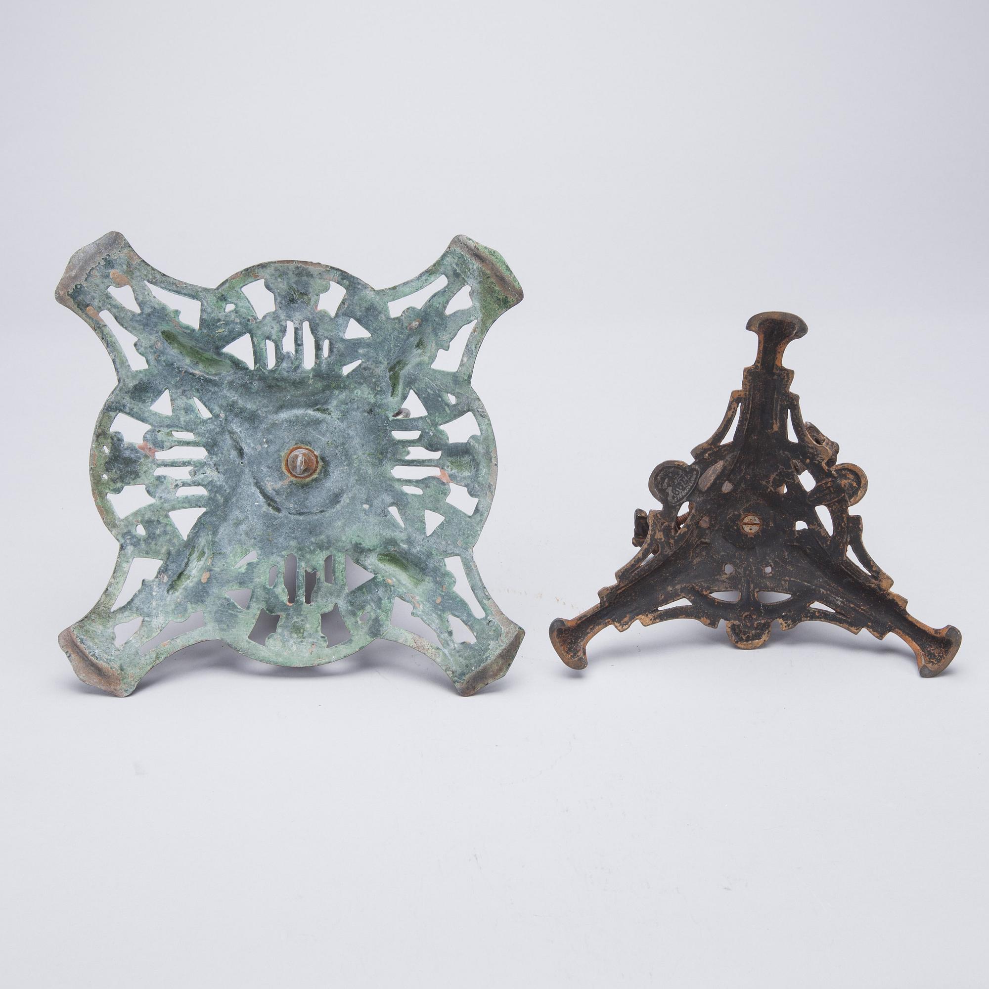 JULGRANSFÖTTER, 2 st, gjutjärn, Tyskland, sekelskiftet 1800/1900.