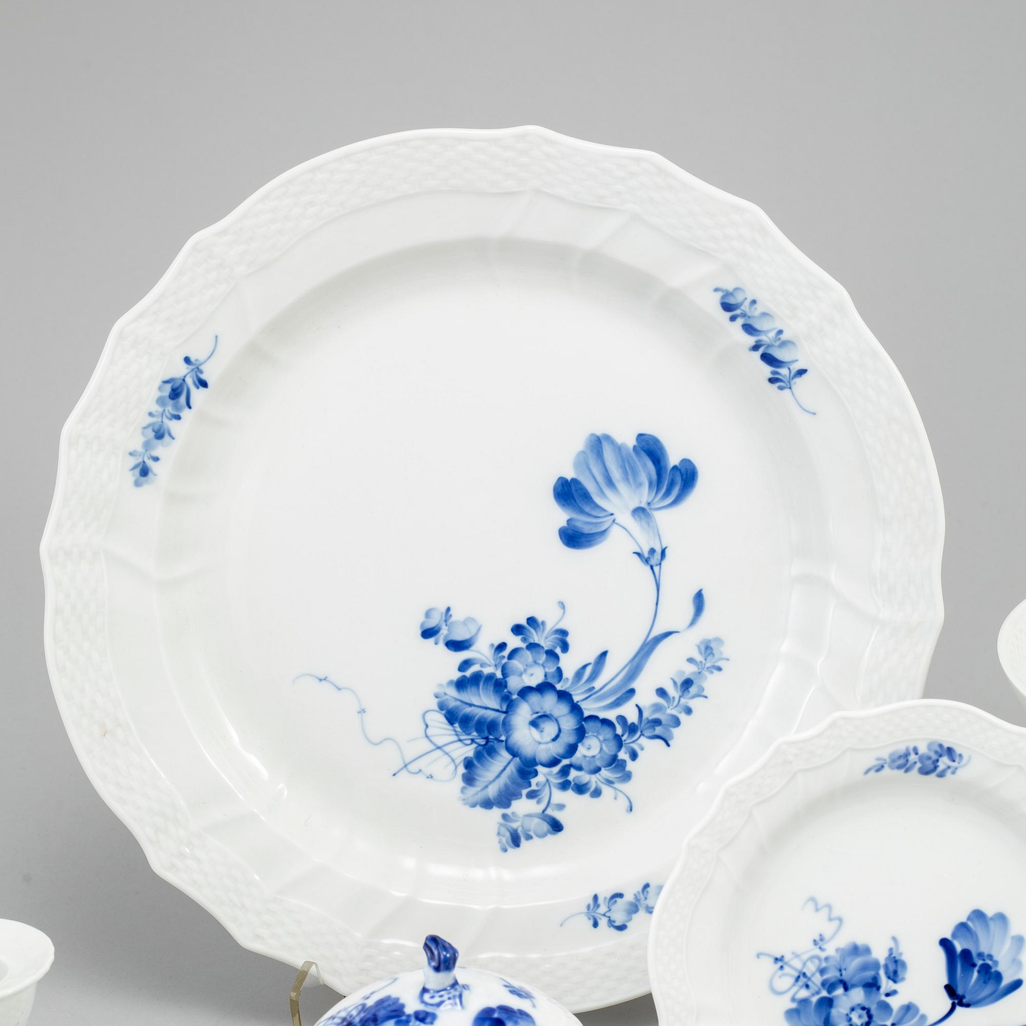 A 30 pcs porcelain coffee service from Royal Copenhagen.