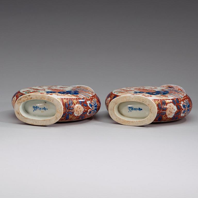 A pair of Japanese Imari moon flasks, Meiji period (1868-1912).