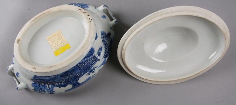 TERRIN MED LOCK OCH FAT. porslin, Kina, Qingdynastin, Qianlong (1736-95).