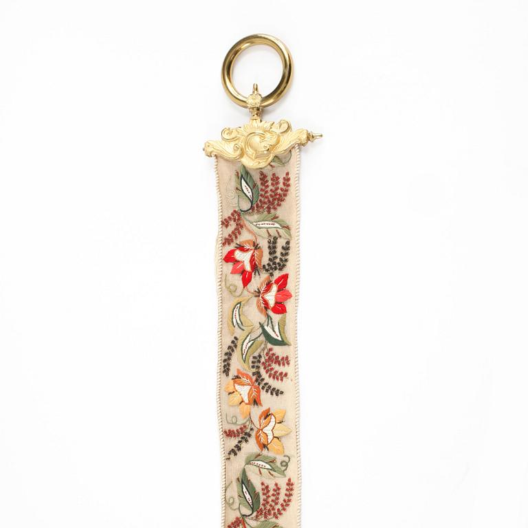 SPJÄLLBAND, broderat, med förgyllt mässingsbeslag. Längd ca 172 cm.