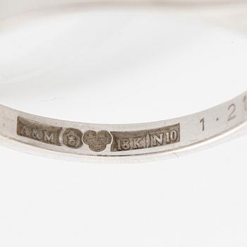 Ring, carmosémodell 18K vitguld med safir och briljantslipade diamanter.