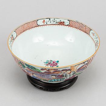 A famille rose export porcelain bowl, Qing dynasty, Qianlong (1736-95).