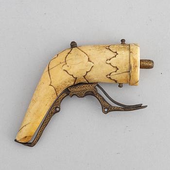 An Indian powder horn, 18th or 19th Century.