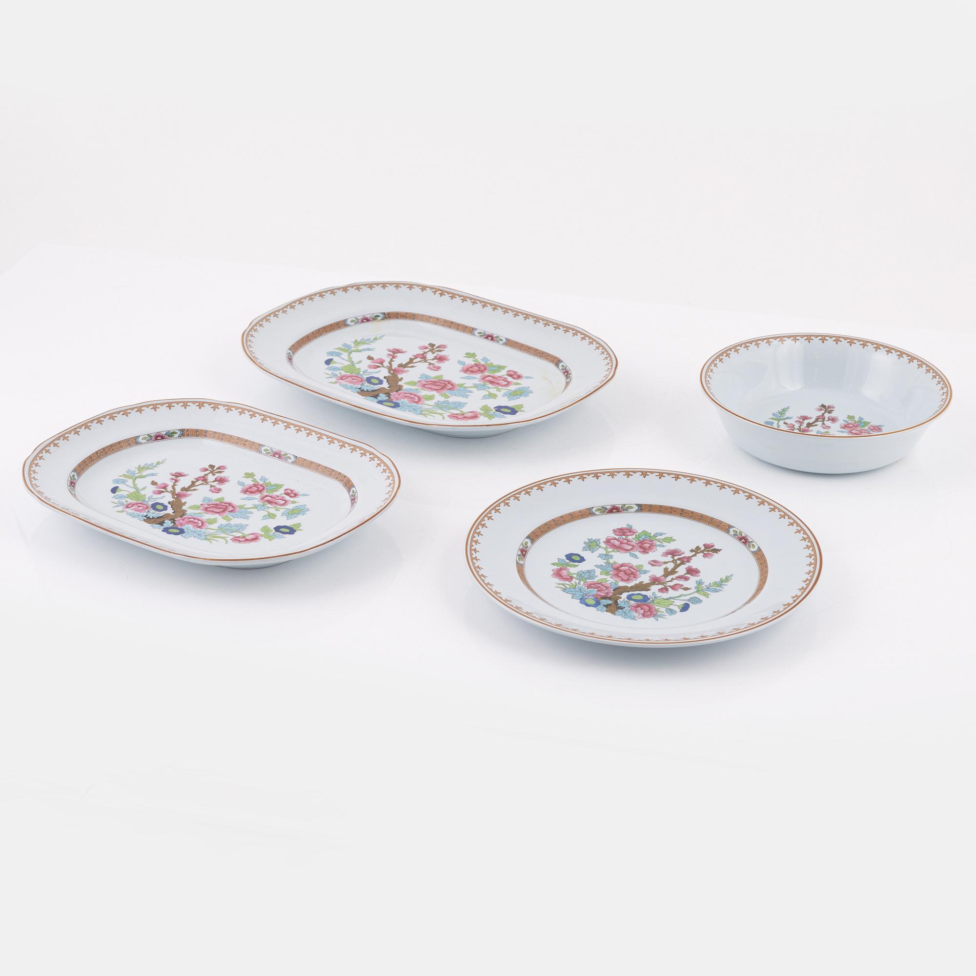 32 pieces of the 'Lotus' creamware dinner service from Rörstrand, Sweden.