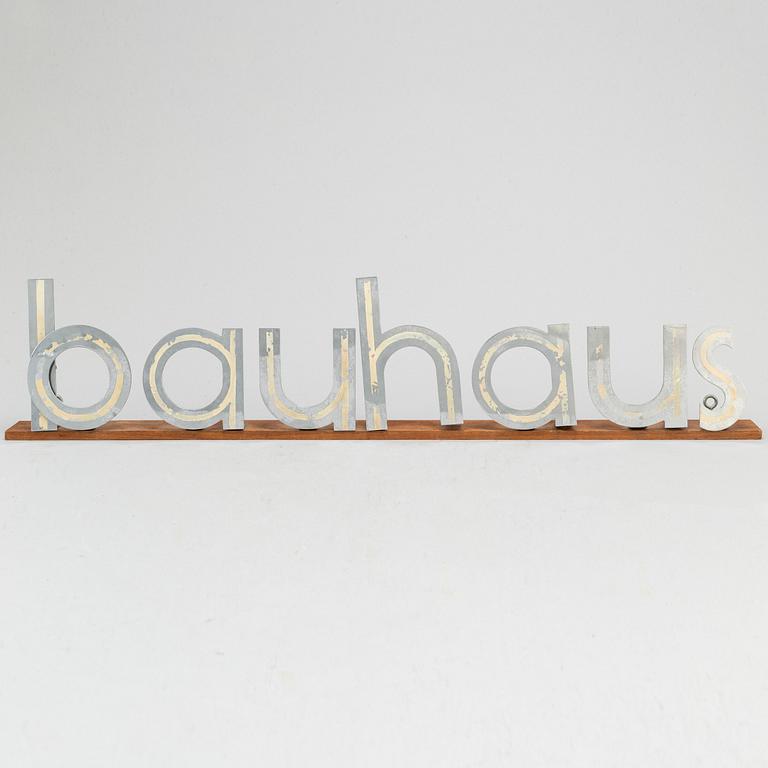 SKYLTBOKSTÄVER "bauhaus" monterade på träplatta, kromade metall.