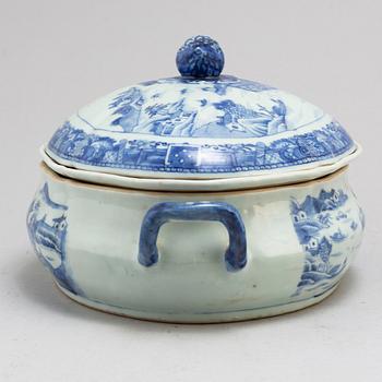 A blue and white tureen with cover, Qing dynasty, Qianlong (1736-95).