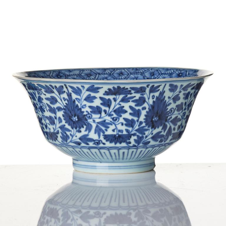 A Chinese blue and white bowl, Qing dynasty, around 1800.