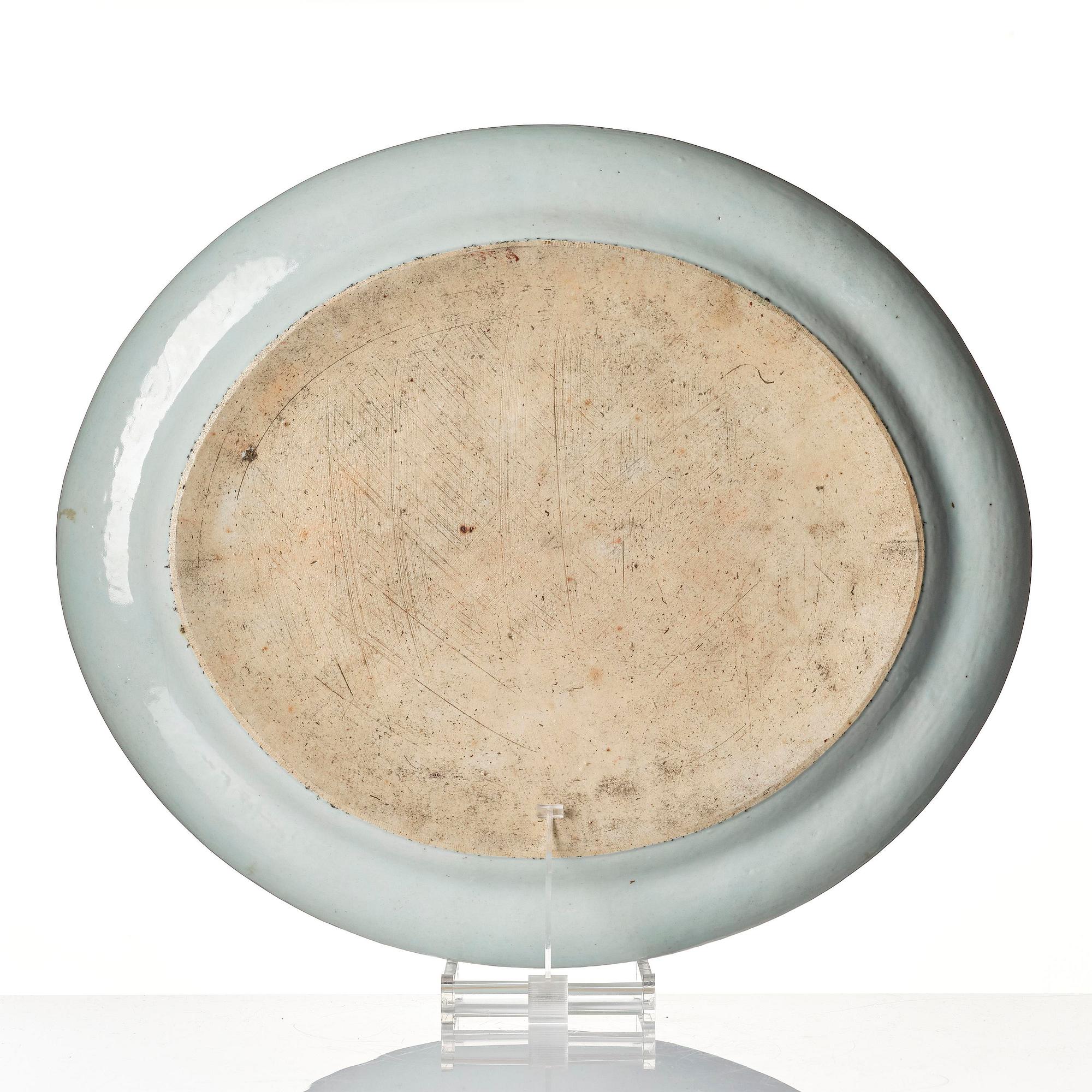 Praktfat, porslin. Qingdynastin, Kanton, 1800-tal.