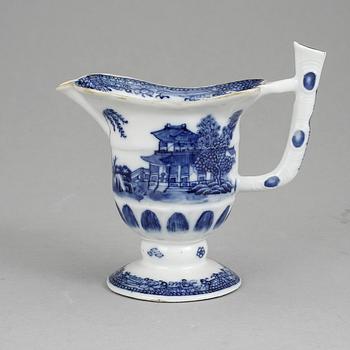 GRÄDDKANNA, porslin, Qingdynastin, Jiaqing (1796-1820).