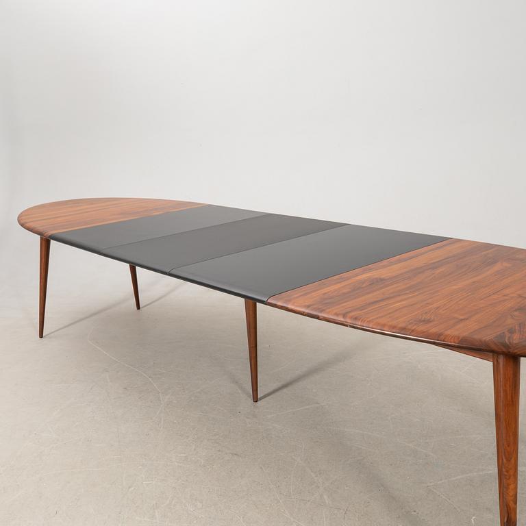 Nissen & Gehl, dining table, "Naver point" model 9942, period piece.