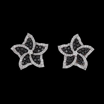 971. A pair of earrings with brilliant cut diamonds, tot. app. 3.50 cts.