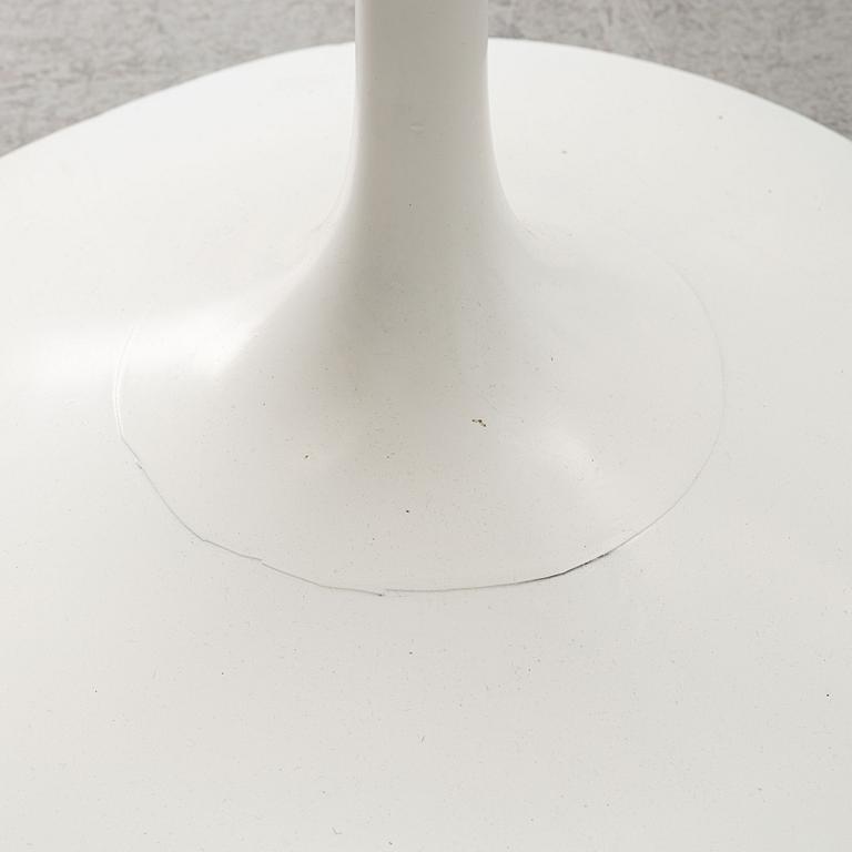 Eero Saarinen, three "Tulip" chairs, Knoll.