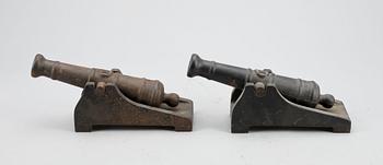 MODELLKANONER, ett par, gjutjärn, Hällefors, 1900-tal.