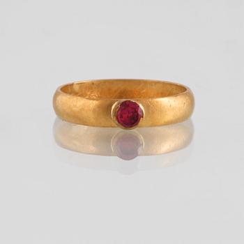 RING, 23K guld med fasettslipad  syntetisk rubin, JPH, Varberg, 1973. Vikt 2,8 gram.
