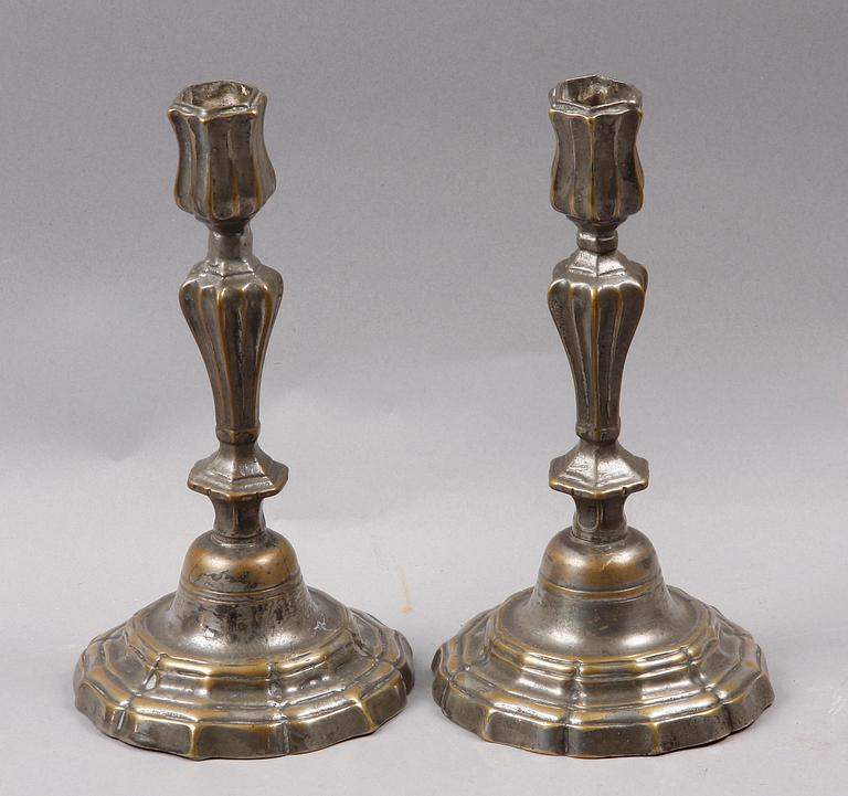 LJUSSTAKAR, ett par, förtennad mässing, barock, 1700-tal.