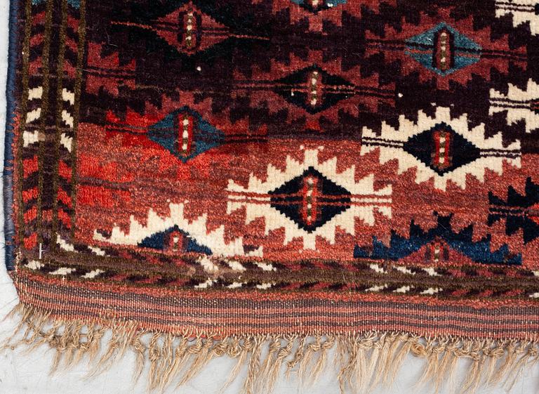 A carpet, an antique Chodor main carpet, Turkmenistan, ca 377-381,5 x 233-240 cm (as well as  2-2,5 cm flat weave.