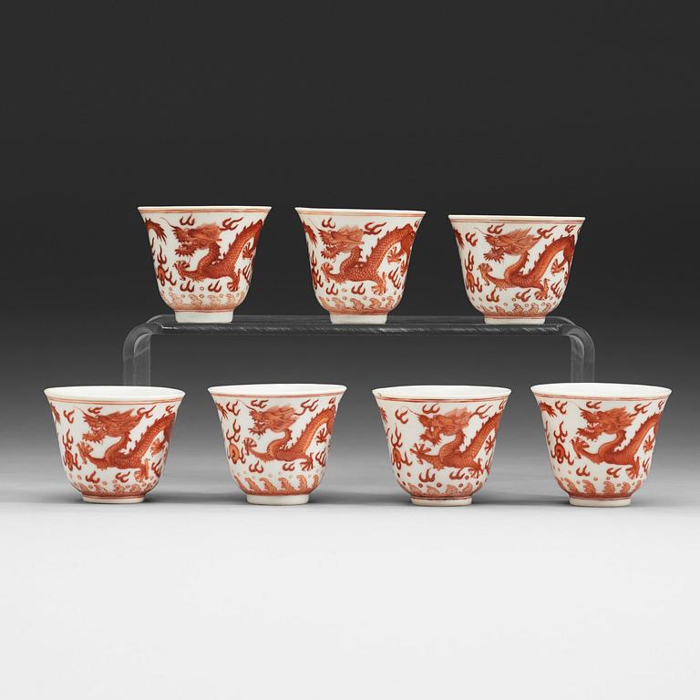KOPPAR, sju stycken, porslin. Qing dynastin, fyra med Tongzhis sex karaktärers märke (1862-1874),