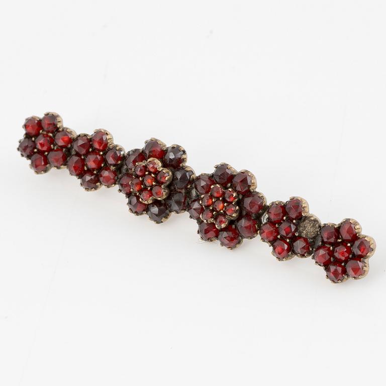 Garnityr med granater, armband, armring, broscher 2 st.