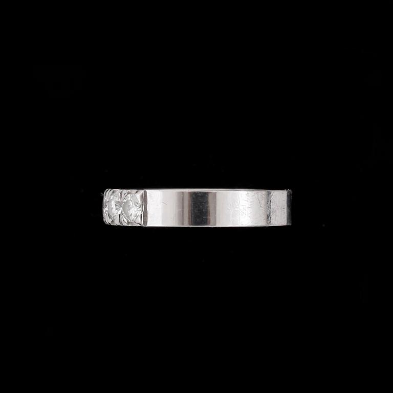 RING, alliansring, 18k vitguld med briljantslipade diamanter tot ca0,75ct enligt gravyr. Vikt 4,2g.