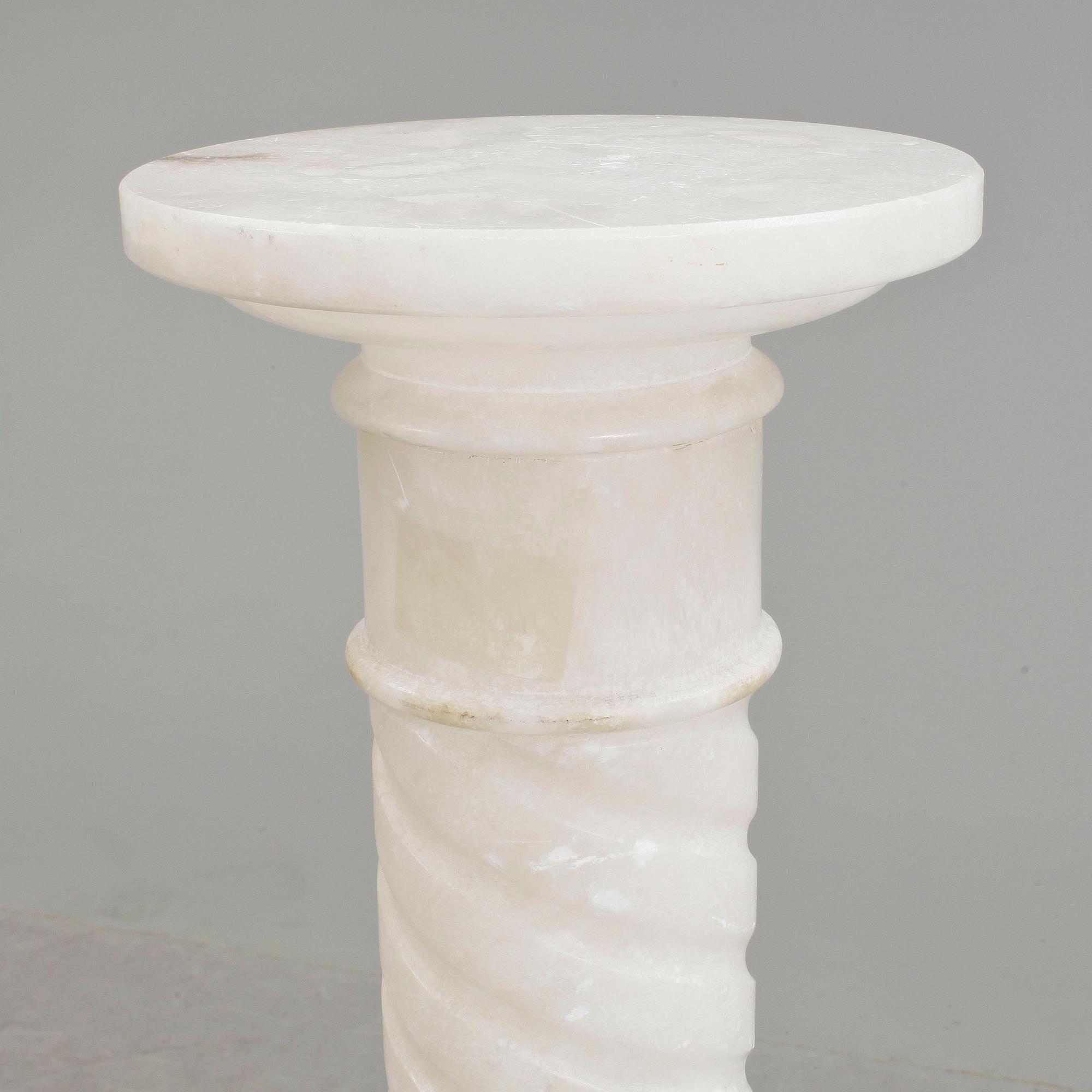 PIEDESTALER, 2st, alabaster, 1900-talets andra hälft.