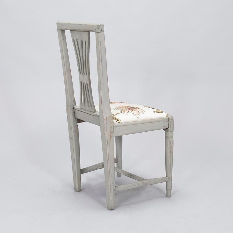 Skrivbord, gustaviansk stil, 1900-tal och stol, gustavianskt provinsarbete, 1700-talets slut.