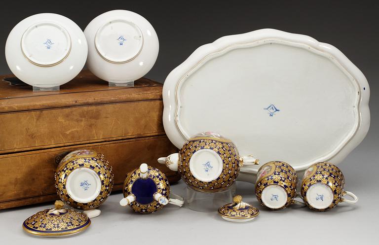 TÊTE-À-TÊTE, sex delar, porslin. Frankrike, "Sèvres" och målarsignatur M för Nicolas Marie Moirot (1830-1848).