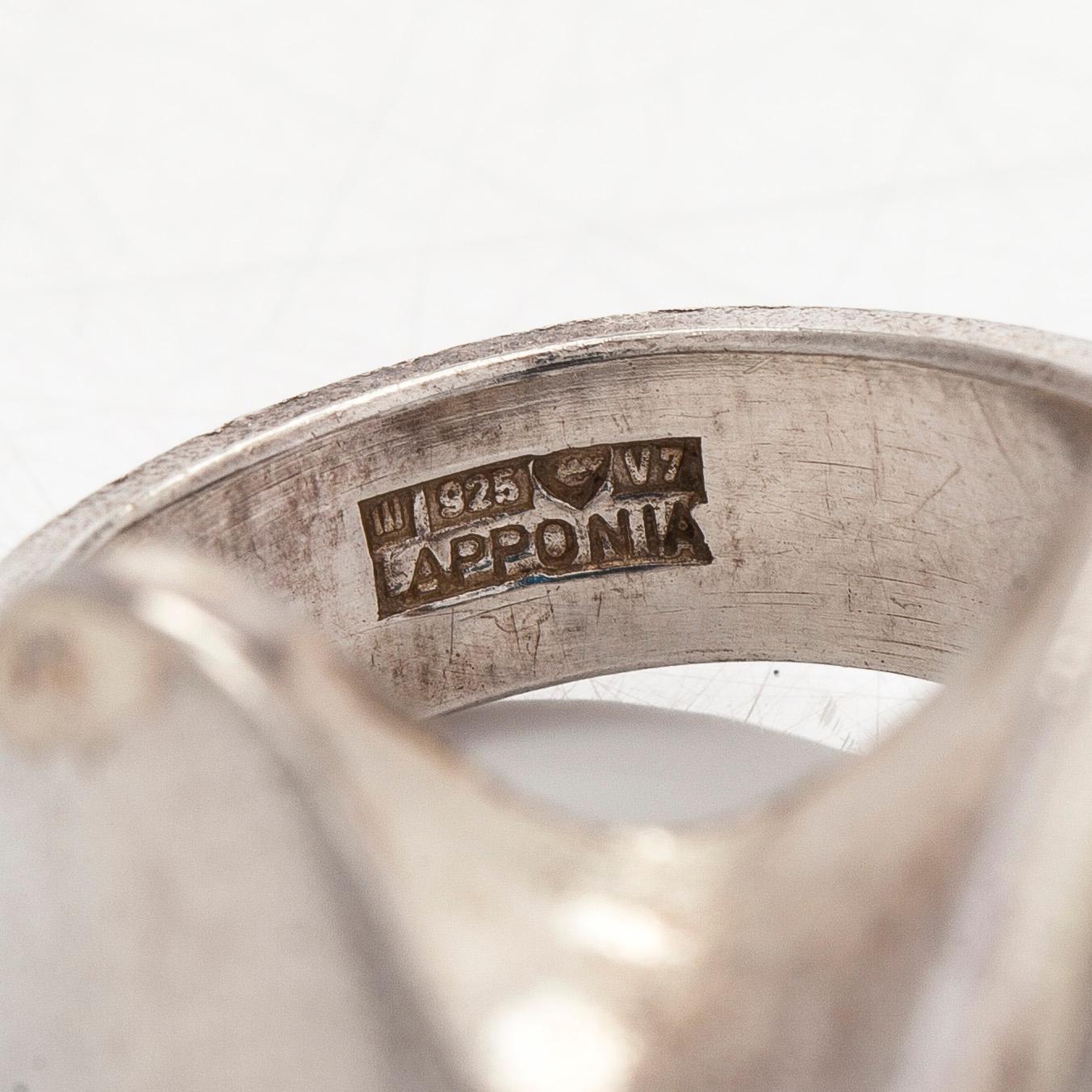 Björn Weckström, sormus, "Ara" sterlinghopeaa ja akryylia, Lapponia 1975.