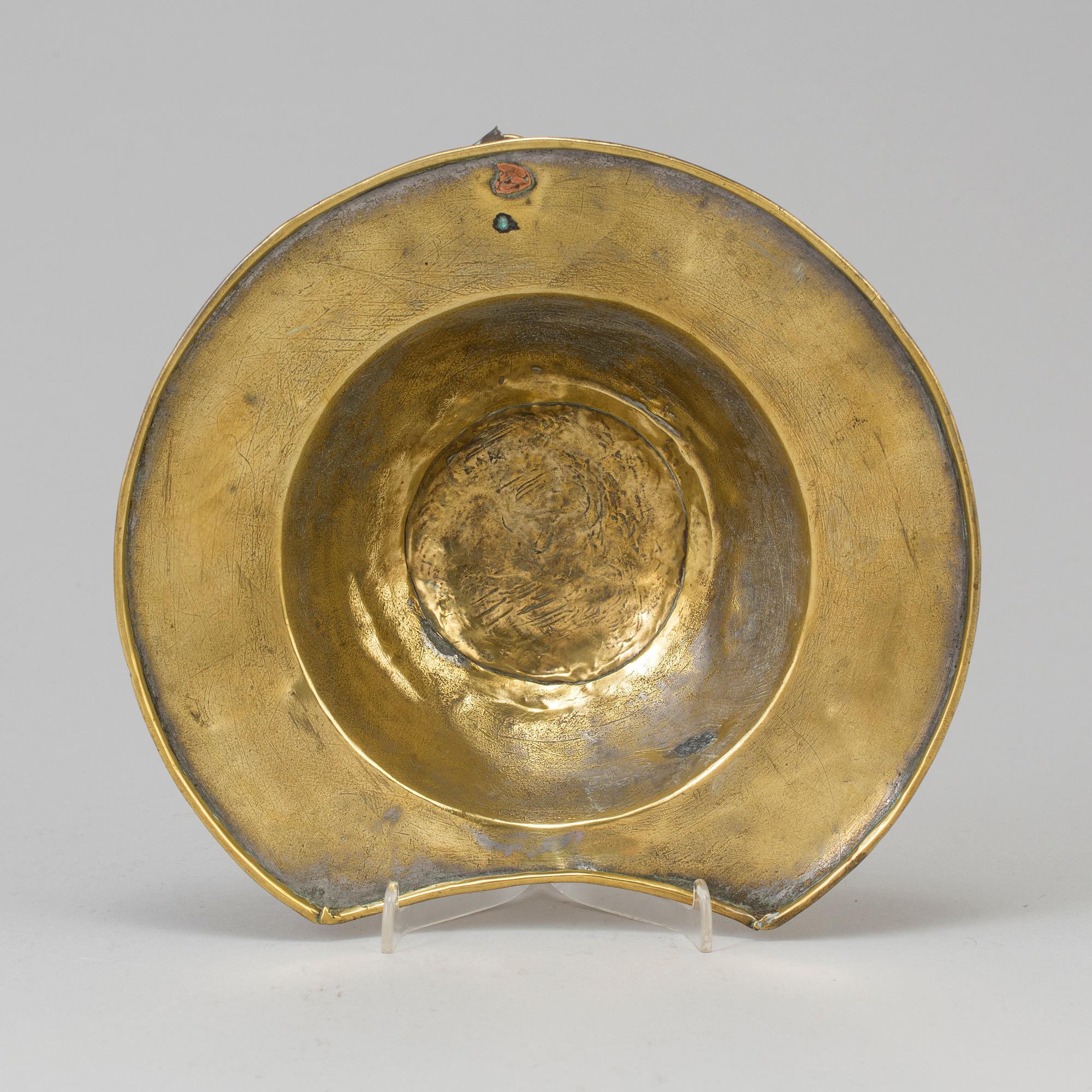 AN 18TH CENTURY BRASS SHAVING DISH.