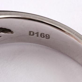 RING, 18k vitguld med 56 briljantslipade diamanter, totalt 1.69 ct. Vikt 7 g.