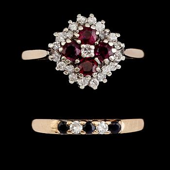 RINGAR, 2 st, 9 k guld med diamanter, blå och röda stenar. Total vikt ca 4 gram.